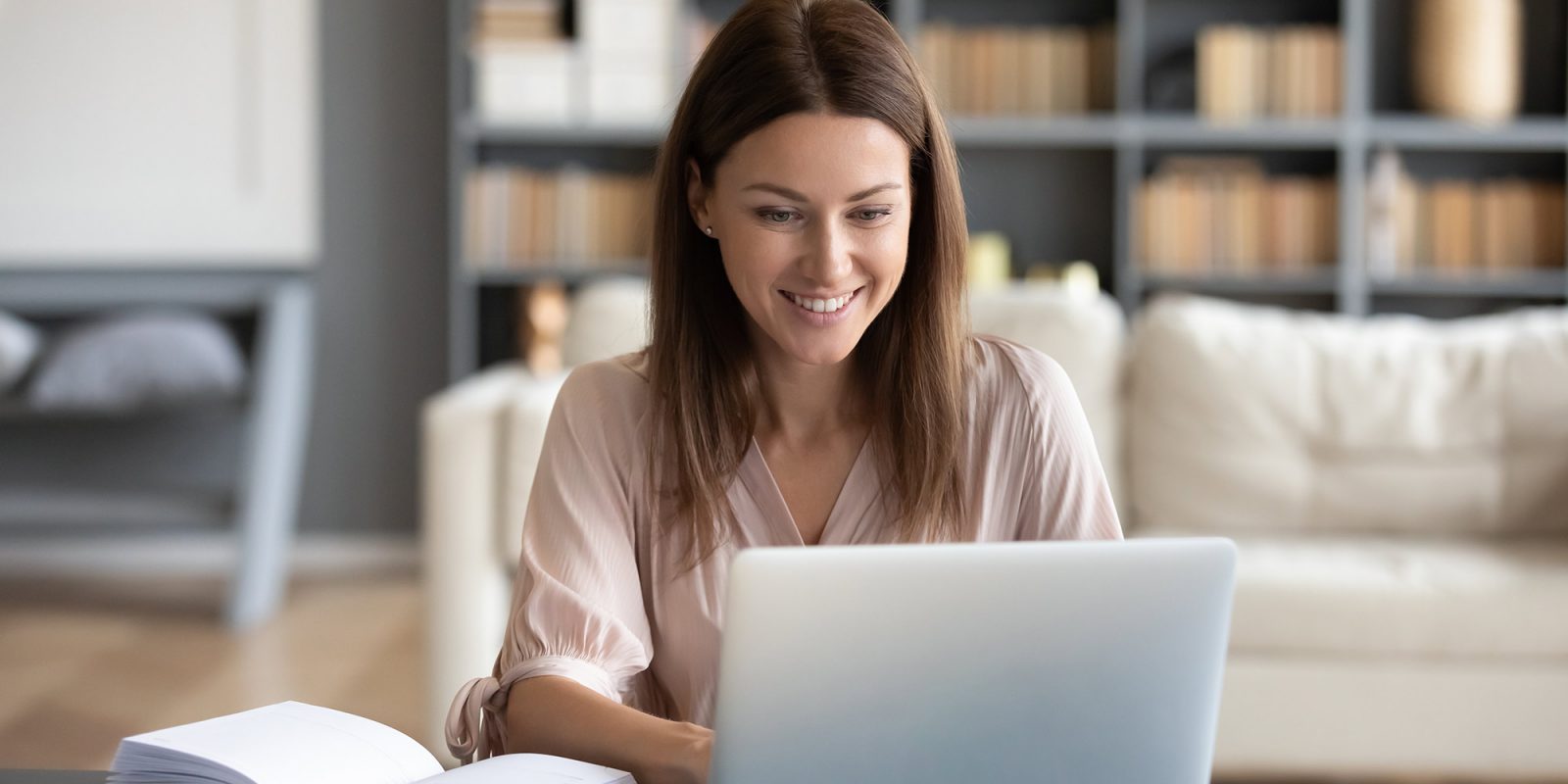 kvinna sitter med dator